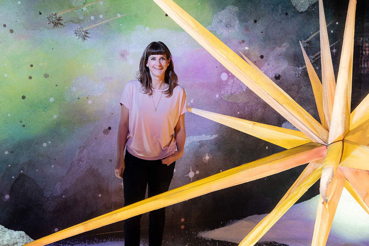 Rhea Thierstein in ihrer funkelnden Weihnachtsinstallation. 